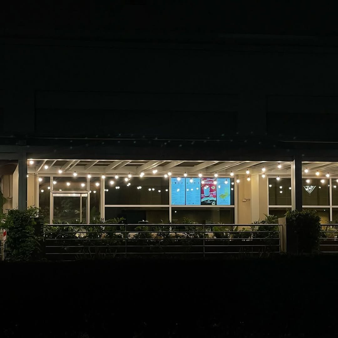 Trabajos de iluminación en el exterior.Starbucks unicenter. #iluminación #instalacióneléctrica #